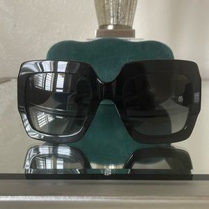 Gucci black glitter sunglasses 🕶
